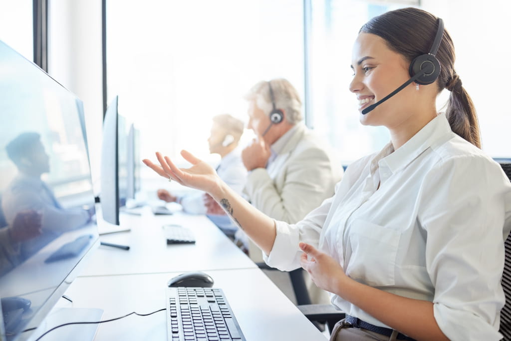 Mitarbeiterin im Kundenservice mit Headset bei einem telefonischen Beratungsgespräch